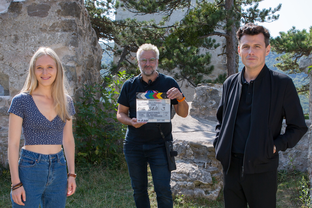Theresa Riess und Manuel Rubey drehen derzeit in Niederösterreich den TV-Thriller "Jeanny – Das fünfte Mädchen" (AT) unter der Regie von Andreas Kopriva (Bildmitte). Fotocredit: MDR/ORF/Anjeza Cikopano 